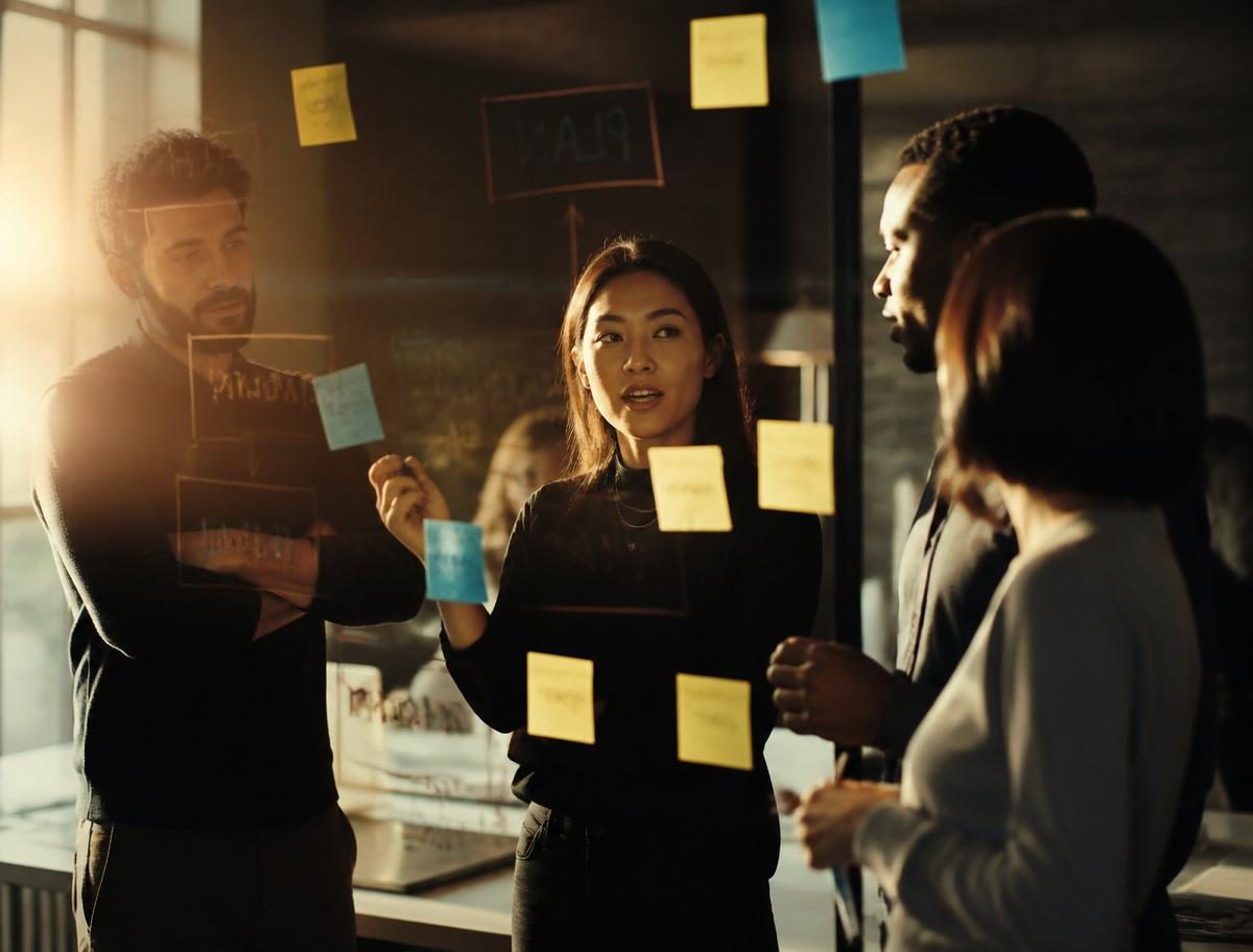 Equipo colaborando y trabajando en conjunto en un entorno de liderazgo